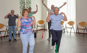 Afbeelding van een groep senioren die aan het bewegen zijn