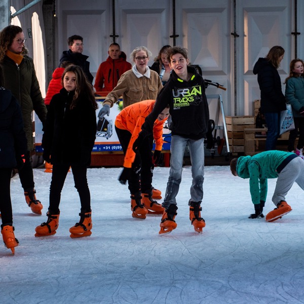Foto van een groep mensen op schaatsen