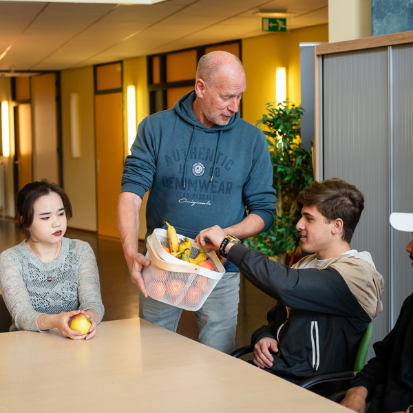 Foto van jongeren in school fruit eten