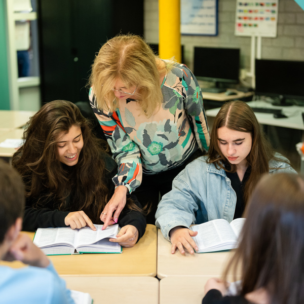 Foto van jongeren in school