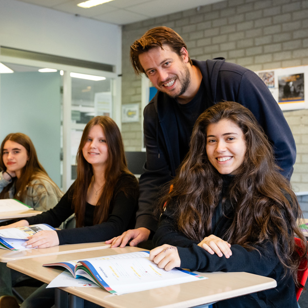Foto van jongeren en een leraar
