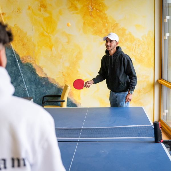 Foto van jongeren tafeltennissen