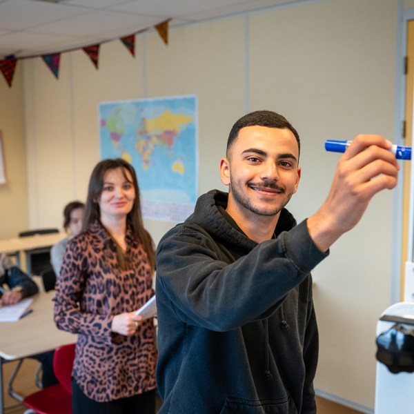 Foto jongeren in een schoollokaal